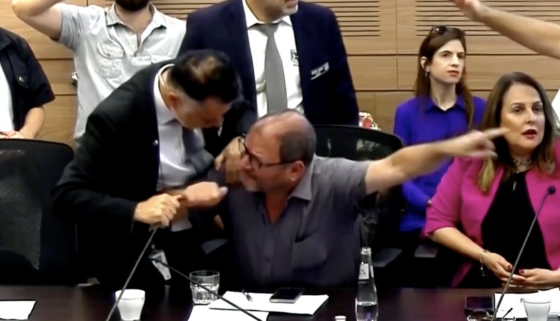 Komite DPR Knesset memberikan suara 14-2 pada Senin (30/6) untuk menyetujui pemecatan Ayman Odeh, ketua partai Hadash-Ta’al, setelah ia mengeluarkan pernyataan kontroversial yang dianggap menyamakan sandera Israel dengan tahanan Palestina. Komite DPR Knesset memberikan suara 14-2 pada Senin (30/6) untuk menyetujui pemecatan Ayman Odeh, ketua partai Hadash-Ta’al, setelah ia mengeluarkan pernyataan kontroversial yang dianggap menyamakan sandera Israel dengan tahanan Palestina. (Tangkapan Layar Video Reuters/KNESSET CHANNEL)