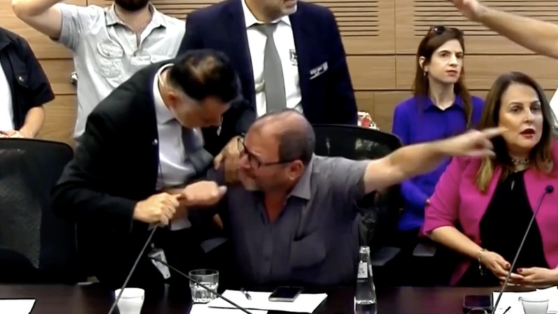 Komite DPR Knesset memberikan suara 14-2 pada Senin (30/6) untuk menyetujui pemecatan Ayman Odeh, ketua partai Hadash-Ta’al, setelah ia mengeluarkan pernyataan kontroversial yang dianggap menyamakan sandera Israel dengan tahanan Palestina. (Tangkapan Layar Video Reuters/KNESSET CHANNEL)