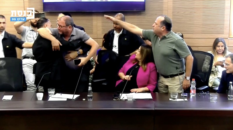 Komite DPR Knesset memberikan suara 14-2 pada Senin (30/6) untuk menyetujui pemecatan Ayman Odeh, ketua partai Hadash-Ta’al, setelah ia mengeluarkan pernyataan kontroversial yang dianggap menyamakan sandera Israel dengan tahanan Palestina. Komite DPR Knesset memberikan suara 14-2 pada Senin (30/6) untuk menyetujui pemecatan Ayman Odeh, ketua partai Hadash-Ta’al, setelah ia mengeluarkan pernyataan kontroversial yang dianggap menyamakan sandera Israel dengan tahanan Palestina. (Tangkapan Layar Video Reuters/KNESSET CHANNEL)