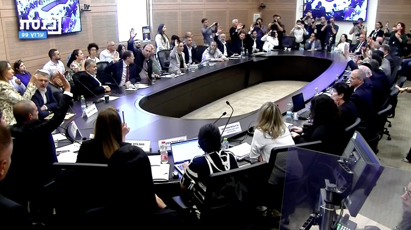 Komite DPR Knesset memberikan suara 14-2 pada Senin (30/6) untuk menyetujui pemecatan Ayman Odeh, ketua partai Hadash-Ta’al, setelah ia mengeluarkan pernyataan kontroversial yang dianggap menyamakan sandera Israel dengan tahanan Palestina. Komite DPR Knesset memberikan suara 14-2 pada Senin (30/6) untuk menyetujui pemecatan Ayman Odeh, ketua partai Hadash-Ta’al, setelah ia mengeluarkan pernyataan kontroversial yang dianggap menyamakan sandera Israel dengan tahanan Palestina. (Tangkapan Layar Video Reuters/KNESSET CHANNEL)