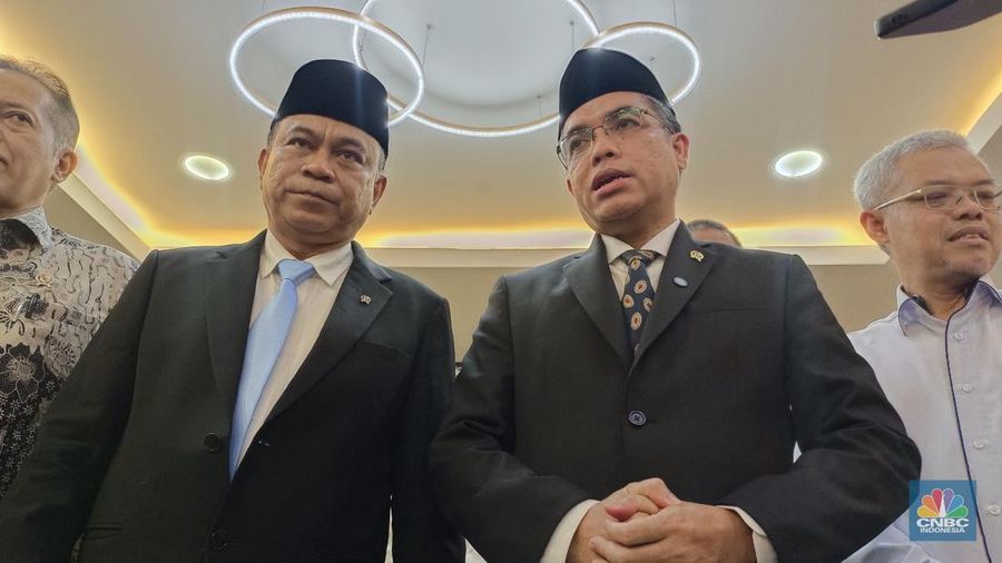 Menteri Ketenagakerjaan (Menaker) Yassierli bersama Menteri Koperasi (Menkop) Budi Arie melakukan penandatanganan Nota Kesepahaman (MoU) di kantor Kemnaker, Jakarta, Selasa (1/7/2025). (CNBC Indonesia/Martyasari Rizky)