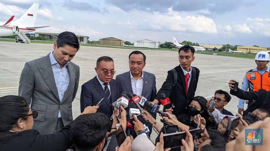 Menteri Sekretaris Negara Prasetyo Hadi, Wakil Ketua DPR RI Sufmi Dasco di Lapangan Udara Halim Perdanakusuma, Jakarta. (CNBC Indonesia/Emir Yanwardhana)