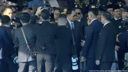 Momen Gibran Cium Tangan Try Sutrisno di Upacara Hari Bhayangkara