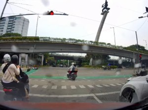 Viral Pemotor Nakal Terobos Lampu Merah di Pancoran, Berujung Tabrakan!