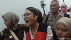 Nikita Mirzani Semringah Disambut Pendukung Jelang Sidang Lawan Reza Gladys