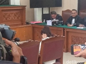 Tangis Kerinduan Nikita Mirzani untuk Anak di Ruang Sidang