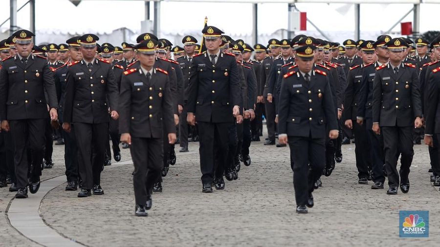 Robot polisi juga ikut serta dalam parade defile Kepolisian Republik Indonesia, saat acara Hari Bhayangkara Ke-79 di Monas, Jakarta Pusat, Selasa (1/7/2025). Robot polisi juga ikut serta dalam parade defile Kepolisian Republik Indonesia, saat acara Hari Bhayangkara Ke-79 di Monas, Jakarta Pusat, Selasa (1/7/2025). (CNBC Indonesia/Muhammad Sabki)