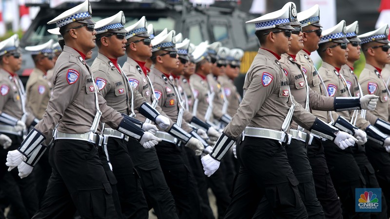 Robot polisi juga ikut serta dalam parade defile Kepolisian Republik Indonesia, saat acara Hari Bhayangkara Ke-79 di Monas, Jakarta Pusat, Selasa (1/7/2025). (CNBC Indonesia/Muhammad Sabki)