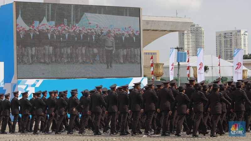 Robot polisi juga ikut serta dalam parade defile Kepolisian Republik Indonesia, saat acara Hari Bhayangkara Ke-79 di Monas, Jakarta Pusat, Selasa (1/7/2025). (CNBC Indonesia/Muhammad Sabki)