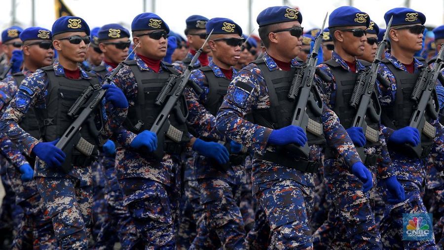 Robot polisi juga ikut serta dalam parade defile Kepolisian Republik Indonesia, saat acara Hari Bhayangkara Ke-79 di Monas, Jakarta Pusat, Selasa (1/7/2025). (CNBC Indonesia/Muhammad Sabki)