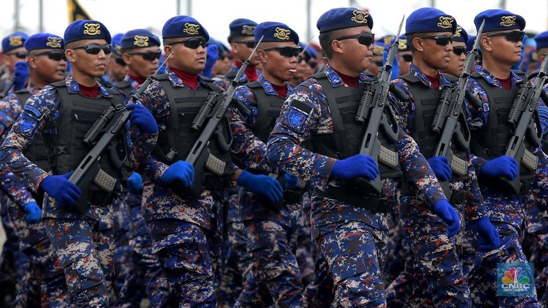 Robot polisi juga ikut serta dalam parade defile Kepolisian Republik Indonesia, saat acara Hari Bhayangkara Ke-79 di Monas, Jakarta Pusat, Selasa (1/7/2025). (CNBC Indonesia/Muhammad Sabki)
