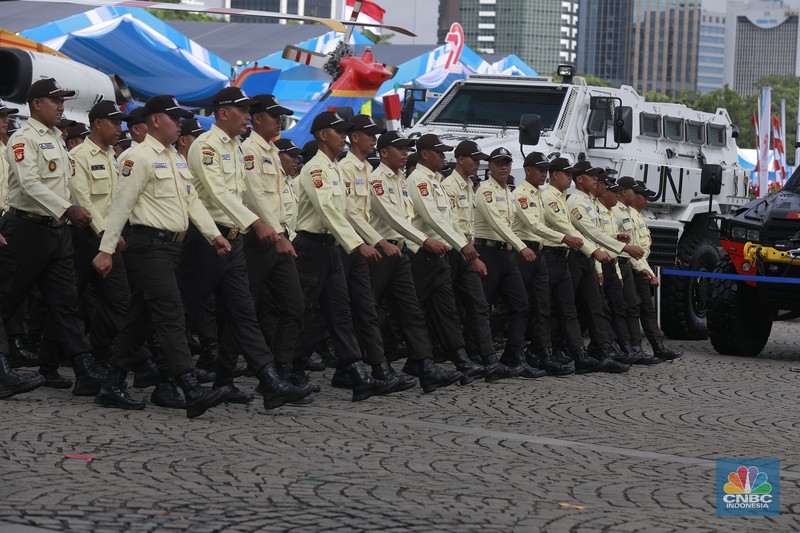 Robot polisi juga ikut serta dalam parade defile Kepolisian Republik Indonesia, saat acara Hari Bhayangkara Ke-79 di Monas, Jakarta Pusat, Selasa (1/7/2025). (CNBC Indonesia/Muhammad Sabki)