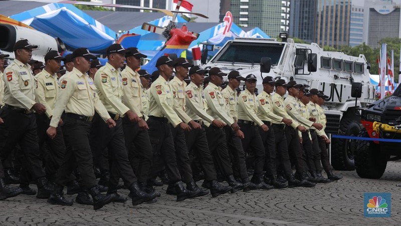 Robot polisi juga ikut serta dalam parade defile Kepolisian Republik Indonesia, saat acara Hari Bhayangkara Ke-79 di Monas, Jakarta Pusat, Selasa (1/7/2025). (CNBC Indonesia/Muhammad Sabki)
