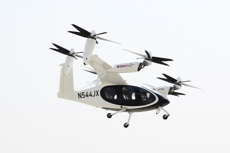 Pesawat eksperimental Joby Dubai Aerial Taxi mendarat di Dubai, Uni Emirat Arab (UEA), pada Senin (30/6) waktu setempat. (REUTERS/Amr Alfiky) Pesawat eksperimental Joby Dubai Aerial Taxi mendarat di Dubai, Uni Emirat Arab (UEA), pada Senin (30/6) waktu setempat. (REUTERS/Amr Alfiky)