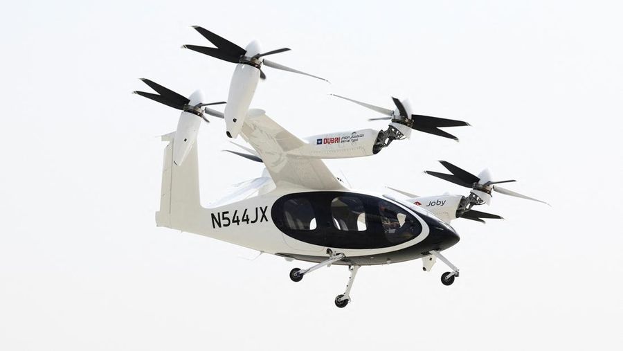 Pesawat eksperimental Joby Dubai Aerial Taxi mendarat di Dubai, Uni Emirat Arab (UEA), pada Senin (30/6) waktu setempat. (REUTERS/Amr Alfiky)