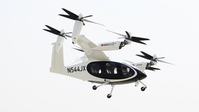 Pesawat eksperimental Joby Dubai Aerial Taxi mendarat di Dubai, Uni Emirat Arab (UEA), pada Senin (30/6) waktu setempat. (REUTERS/Amr Alfiky)