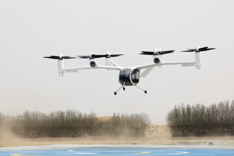 Pesawat eksperimental Joby Dubai Aerial Taxi mendarat di Dubai, Uni Emirat Arab (UEA), pada Senin (30/6) waktu setempat. (REUTERS/Amr Alfiky)