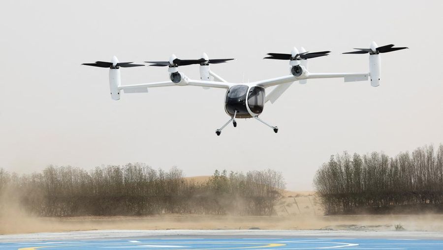 Pesawat eksperimental Joby Dubai Aerial Taxi mendarat di Dubai, Uni Emirat Arab (UEA), pada Senin (30/6) waktu setempat. (REUTERS/Amr Alfiky)