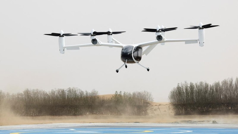 Pesawat eksperimental Joby Dubai Aerial Taxi mendarat di Dubai, Uni Emirat Arab (UEA), pada Senin (30/6) waktu setempat. (REUTERS/Amr Alfiky)