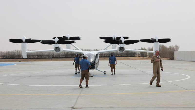 Pesawat eksperimental Joby Dubai Aerial Taxi mendarat di Dubai, Uni Emirat Arab (UEA), pada Senin (30/6) waktu setempat. (REUTERS/Amr Alfiky)