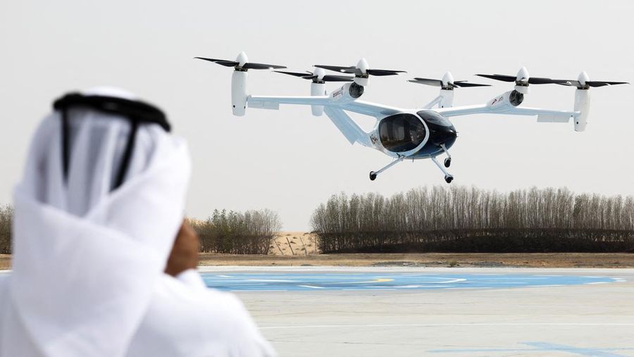 Pesawat eksperimental Joby Dubai Aerial Taxi mendarat di Dubai, Uni Emirat Arab (UEA), pada Senin (30/6) waktu setempat. (REUTERS/Amr Alfiky)