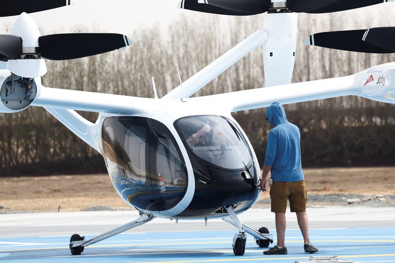 Pesawat eksperimental Joby Dubai Aerial Taxi mendarat di Dubai, Uni Emirat Arab (UEA), pada Senin (30/6) waktu setempat. (REUTERS/Amr Alfiky) Pesawat eksperimental Joby Dubai Aerial Taxi mendarat di Dubai, Uni Emirat Arab (UEA), pada Senin (30/6) waktu setempat. (REUTERS/Amr Alfiky)