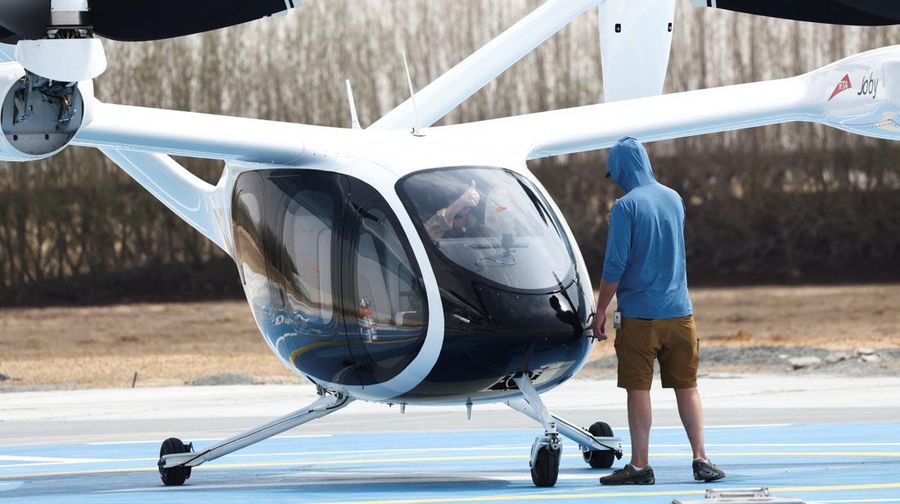 Pesawat eksperimental Joby Dubai Aerial Taxi mendarat di Dubai, Uni Emirat Arab (UEA), pada Senin (30/6) waktu setempat. (REUTERS/Amr Alfiky)