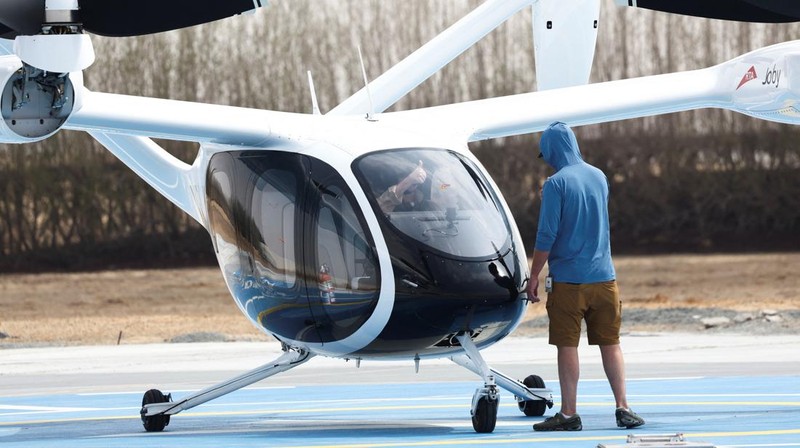 Pesawat eksperimental Joby Dubai Aerial Taxi mendarat di Dubai, Uni Emirat Arab (UEA), pada Senin (30/6) waktu setempat. (REUTERS/Amr Alfiky)