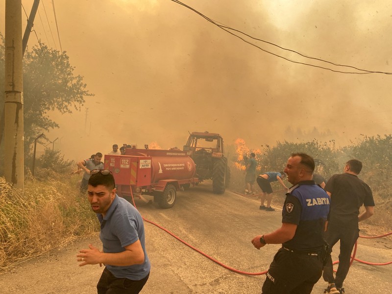 Kebakaran hutan melanda dekat rumah-rumah di Hatay, Turki pada Senin malam (30 Juni), dan warga dievakuasi menurut keterangan pejabat. (Tangkapan Layar Video Reuters/IHA)