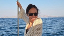Gaya Pevita Pearce Naik Yacht Bareng Suami, Tampil Natural Berbikini Leopard