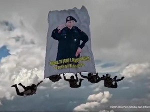 Video Bendera Raksasa Bergambar Prabowo Terbentang di Langit Jakarta