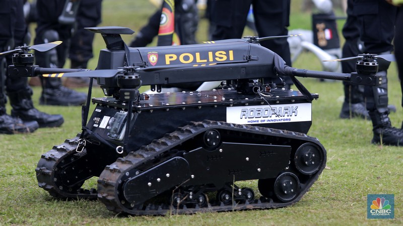 Robot polisi juga ikut serta dalam parade defile Kepolisian Republik Indonesia, saat acara Hari Bhayangkara Ke-79 di Monas, Jakarta Pusat, Selasa (1/7/2025). (CNBC Indonesia/Muhammad Sabki)