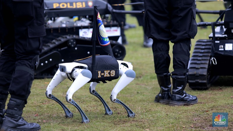 Robot polisi juga ikut serta dalam parade defile Kepolisian Republik Indonesia, saat acara Hari Bhayangkara Ke-79 di Monas, Jakarta Pusat, Selasa (1/7/2025). Robot polisi juga ikut serta dalam parade defile Kepolisian Republik Indonesia, saat acara Hari Bhayangkara Ke-79 di Monas, Jakarta Pusat, Selasa (1/7/2025). (CNBC Indonesia/Muhammad Sabki)