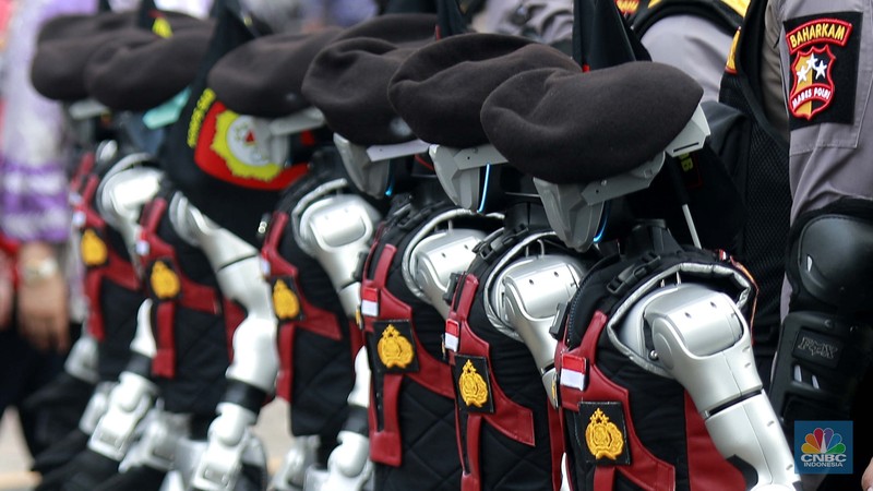 Robot polisi juga ikut serta dalam parade defile Kepolisian Republik Indonesia, saat acara Hari Bhayangkara Ke-79 di Monas, Jakarta Pusat, Selasa (1/7/2025). Robot polisi juga ikut serta dalam parade defile Kepolisian Republik Indonesia, saat acara Hari Bhayangkara Ke-79 di Monas, Jakarta Pusat, Selasa (1/7/2025). (CNBC Indonesia/Muhammad Sabki)