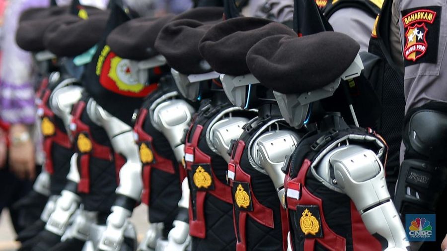 Robot polisi juga ikut serta dalam parade defile Kepolisian Republik Indonesia, saat acara Hari Bhayangkara Ke-79 di Monas, Jakarta Pusat, Selasa (1/7/2025). (CNBC Indonesia/Muhammad Sabki)