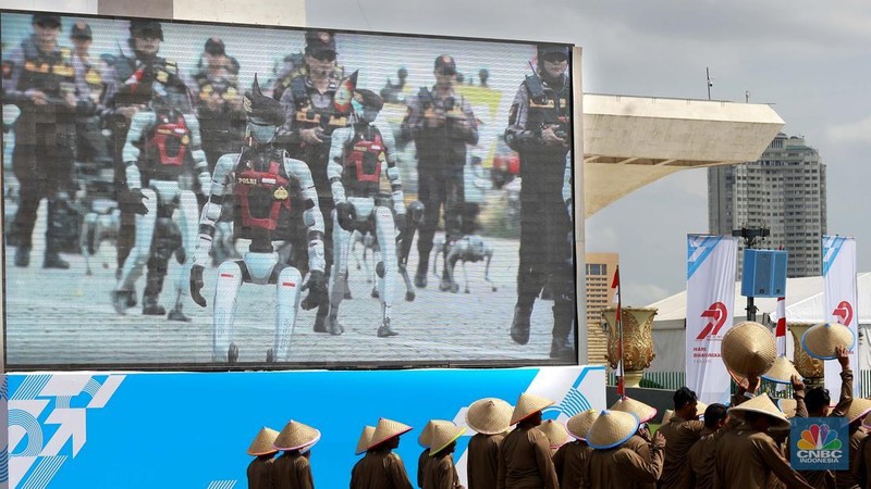 Robot polisi juga ikut serta dalam parade defile Kepolisian Republik Indonesia, saat acara Hari Bhayangkara Ke-79 di Monas, Jakarta Pusat, Selasa (1/7/2025). (CNBC Indonesia/Muhammad Sabki)