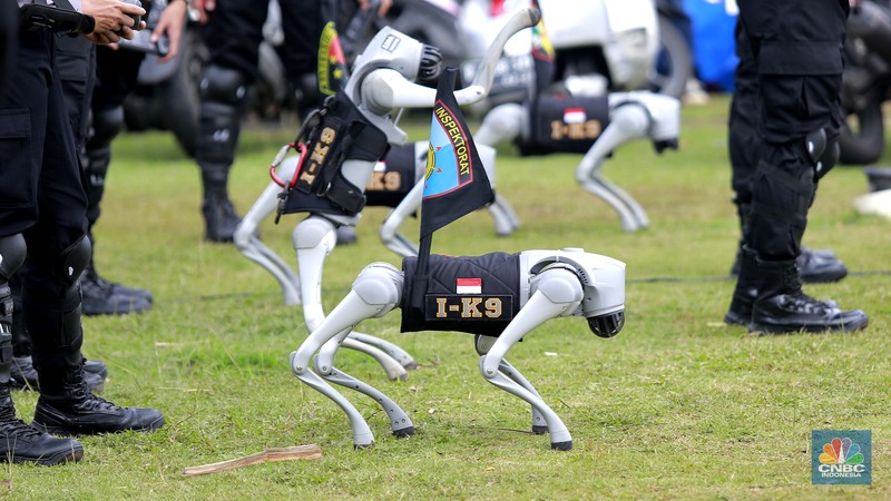 Robot polisi juga ikut serta dalam parade defile Kepolisian Republik Indonesia, saat acara Hari Bhayangkara Ke-79 di Monas, Jakarta Pusat, Selasa (1/7/2025). (CNBC Indonesia/Muhammad Sabki)