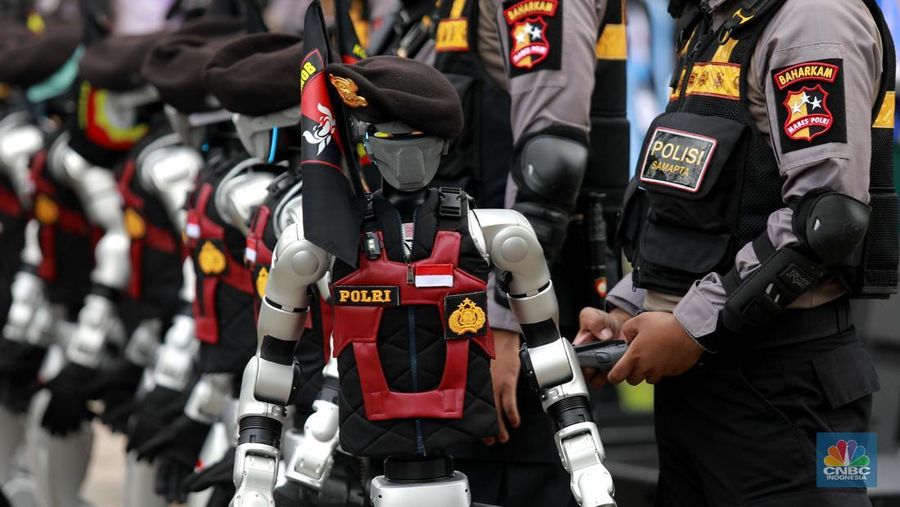 Polri memamerkan sejumlah jenis robot dalam Parade teknologi robotik di puncak Hari Bhayangkara ke-79, Monas, Jakarta, Selasa (1/7/2025). (CNBC Indonesia/Muhammad Sabki)