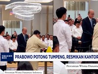 Video: Prabowo Potong Tumpeng, Resmikan Kantor Danantara