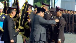 Prabowo Sematkan Penghargaan Bintang Bhayangkara Nararya ke 3 Personel Polri