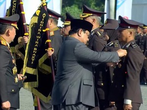 Prabowo Sematkan Penghargaan Bintang Bhayangkara Nararya ke 3 Personel Polri