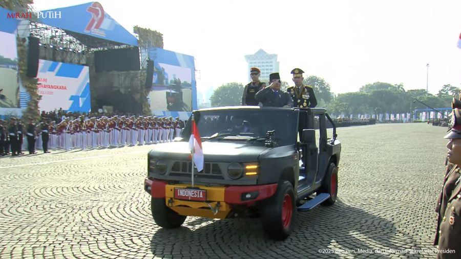 Presiden Prabowo Subianto dalam Upacara Peringatan ke-79 Hari Bhayangkara, Pelataran Merdeka Monas, Jakarta, (1/7/2025). (Tangkapan Layar Youtube Sekretariat Presiden)