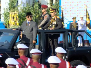 Naik Maung, Prabowo Ditemani Kapolri Cek Pasukan Hari Bhayangkara Ke-79