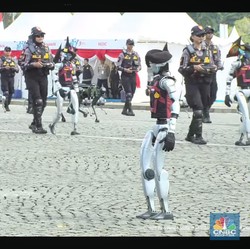 Mirip Polisi Sungguhan, Robot Beri Hormat ke Presiden Prabowo