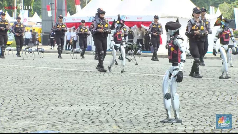 Robot polisi juga ikut serta dalam parade defile Kepolisian Republik Indonesia, saat acara Hari Bhayangkara Ke-79 di Monas, Jakarta Pusat, Selasa (1/7/2025). (CNBC Indonesia/Emir Yanwardhana)