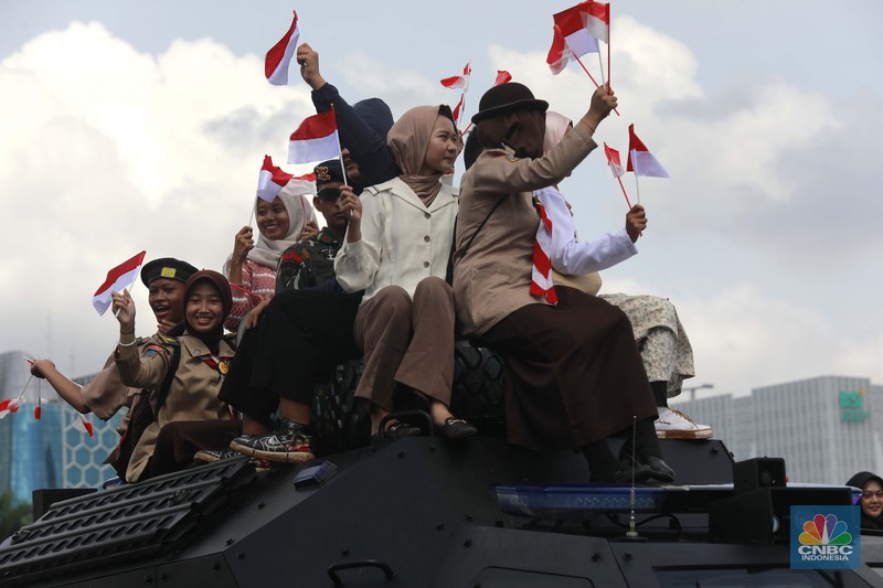Robot polisi juga ikut serta dalam parade defile Kepolisian Republik Indonesia, saat acara Hari Bhayangkara Ke-79 di Monas, Jakarta Pusat, Selasa (1/7/2025). Robot polisi juga ikut serta dalam parade defile Kepolisian Republik Indonesia, saat acara Hari Bhayangkara Ke-79 di Monas, Jakarta Pusat, Selasa (1/7/2025). (CNBC Indonesia/Muhammad Sabki)
