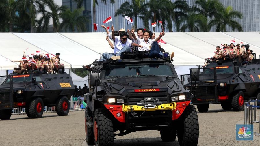 Robot polisi juga ikut serta dalam parade defile Kepolisian Republik Indonesia, saat acara Hari Bhayangkara Ke-79 di Monas, Jakarta Pusat, Selasa (1/7/2025). (CNBC Indonesia/Muhammad Sabki)