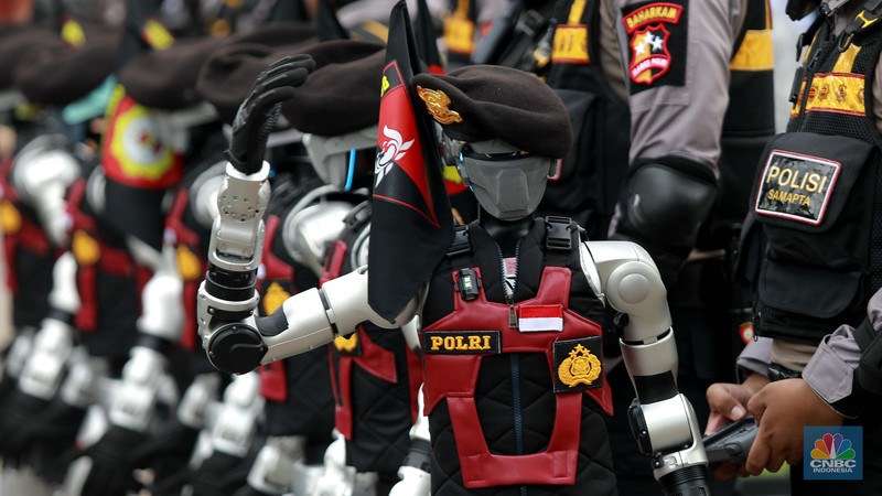 Robot polisi juga ikut serta dalam parade defile Kepolisian Republik Indonesia, saat acara Hari Bhayangkara Ke-79 di Monas, Jakarta Pusat, Selasa (1/7/2025). (CNBC Indonesia/Muhammad Sabki)