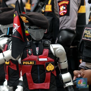 Gaya Robot Polisi di Monas Bikin HUT Bhayangkara ke-79 Meriah