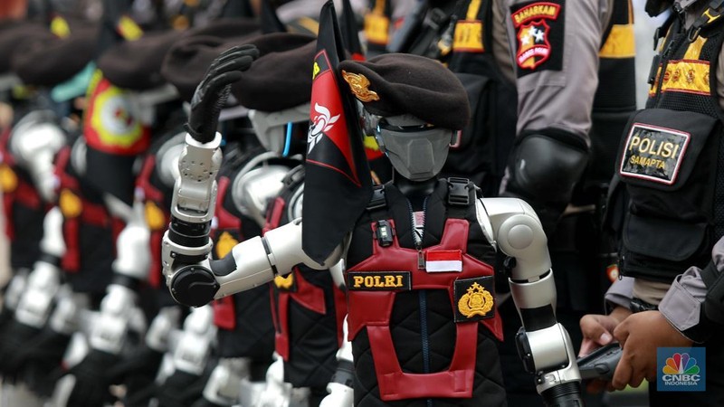 Robot polisi juga ikut serta dalam parade defile Kepolisian Republik Indonesia, saat acara Hari Bhayangkara Ke-79 di Monas, Jakarta Pusat, Selasa (1/7/2025). (CNBC Indonesia/Muhammad Sabki)